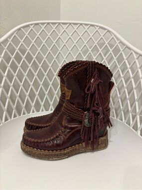 El Vaquero Burgundy Fringe Moccasin Boots